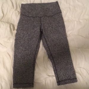 black and white lululemon cropped leggings